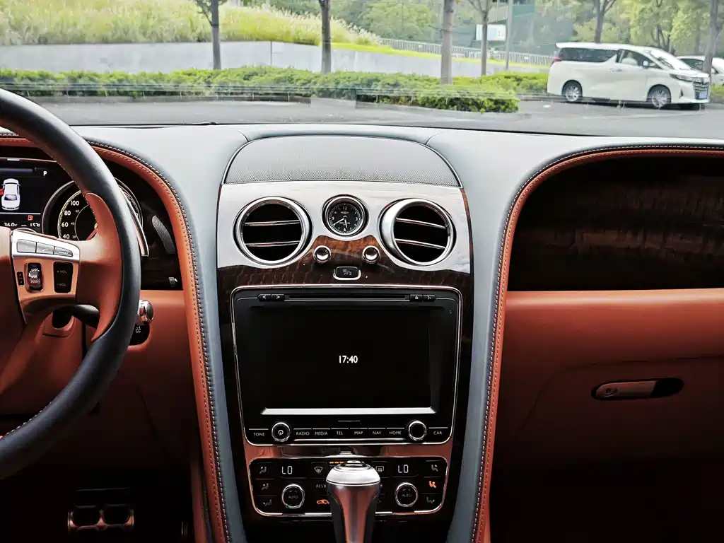 Bentley Flying Spur 2018 — фото 9