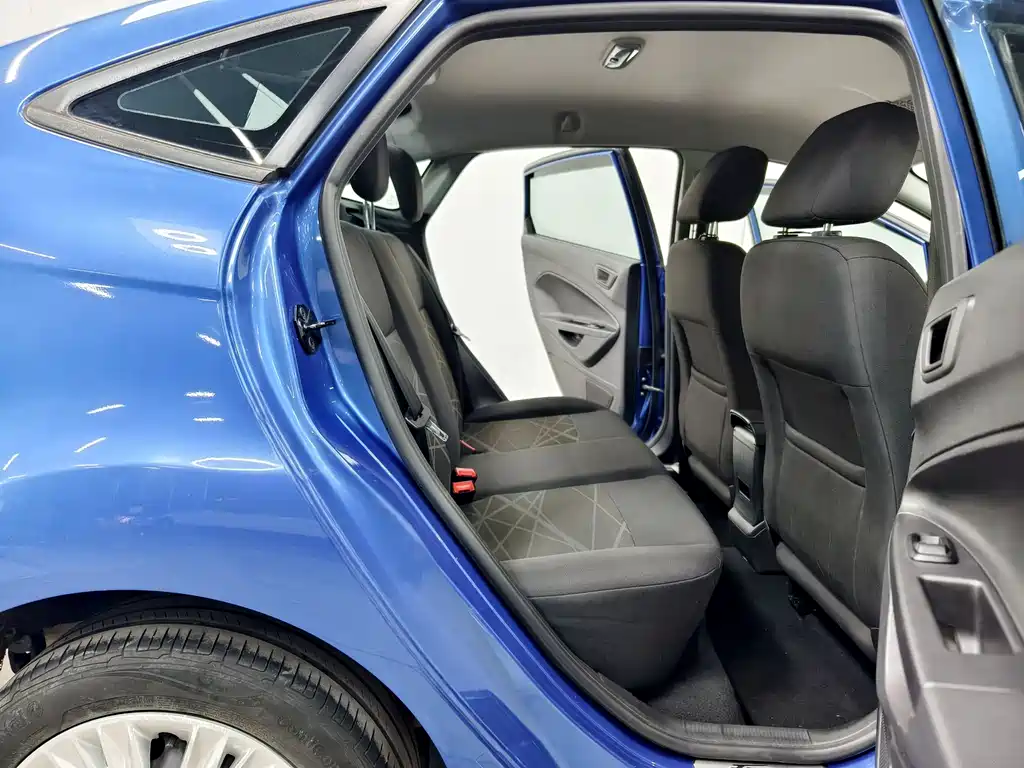 Ford Fiesta 2014 — фото 15