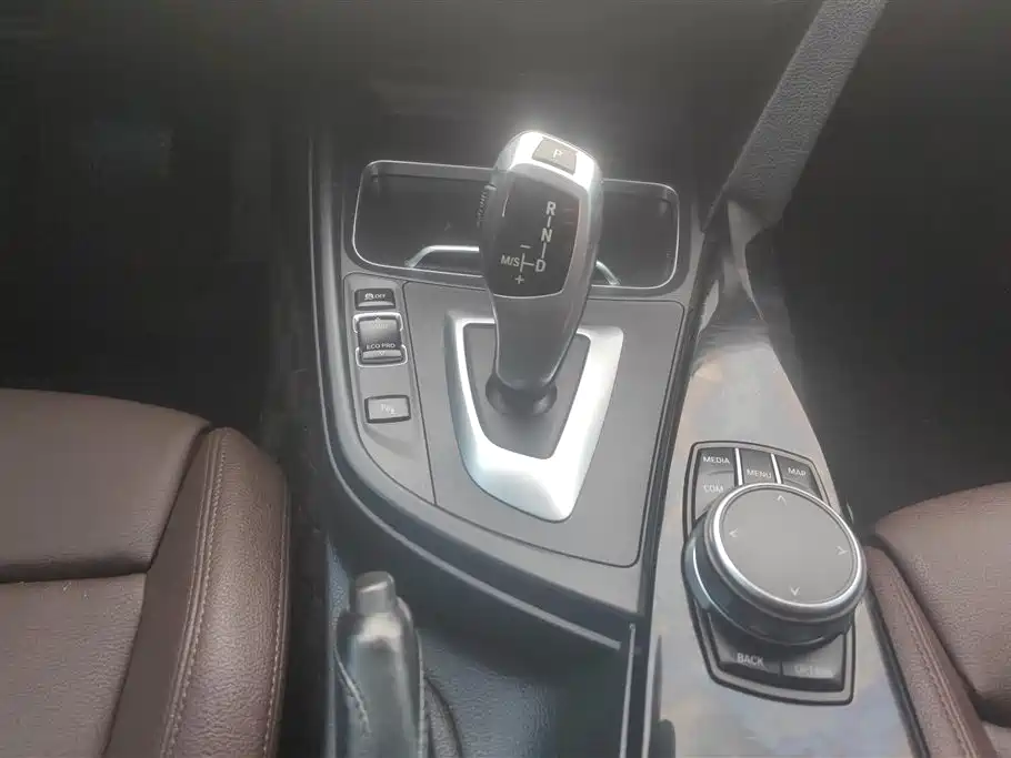 BMW 3 Series 2019 — фото 16