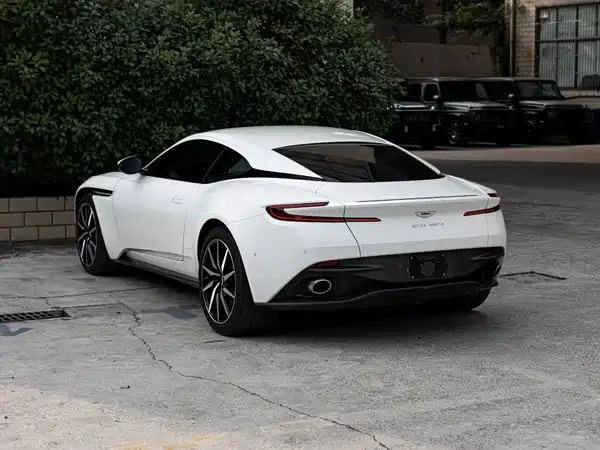 Aston Martin DB11 2022