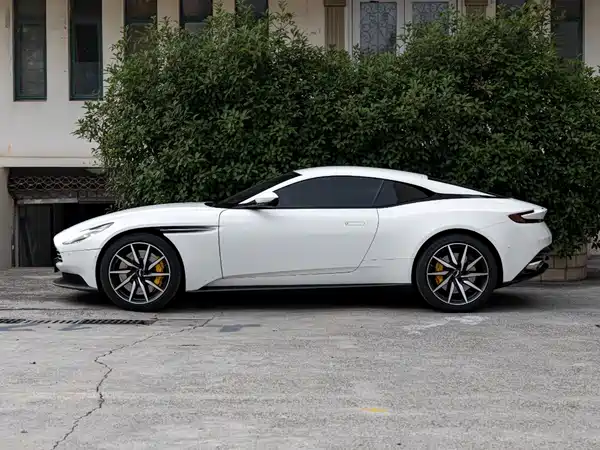 Aston Martin DB11 2022