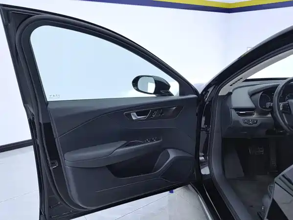 Hongqi E-QM5 2023