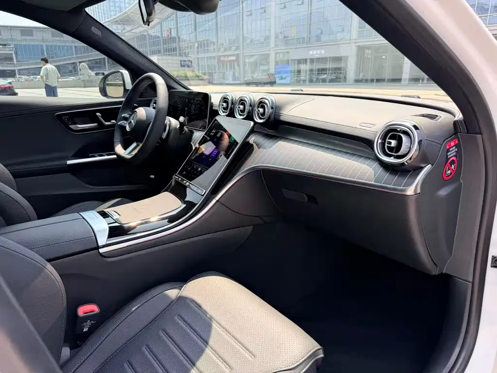 Mercedes-Benz C-Class 2025 — фото 15