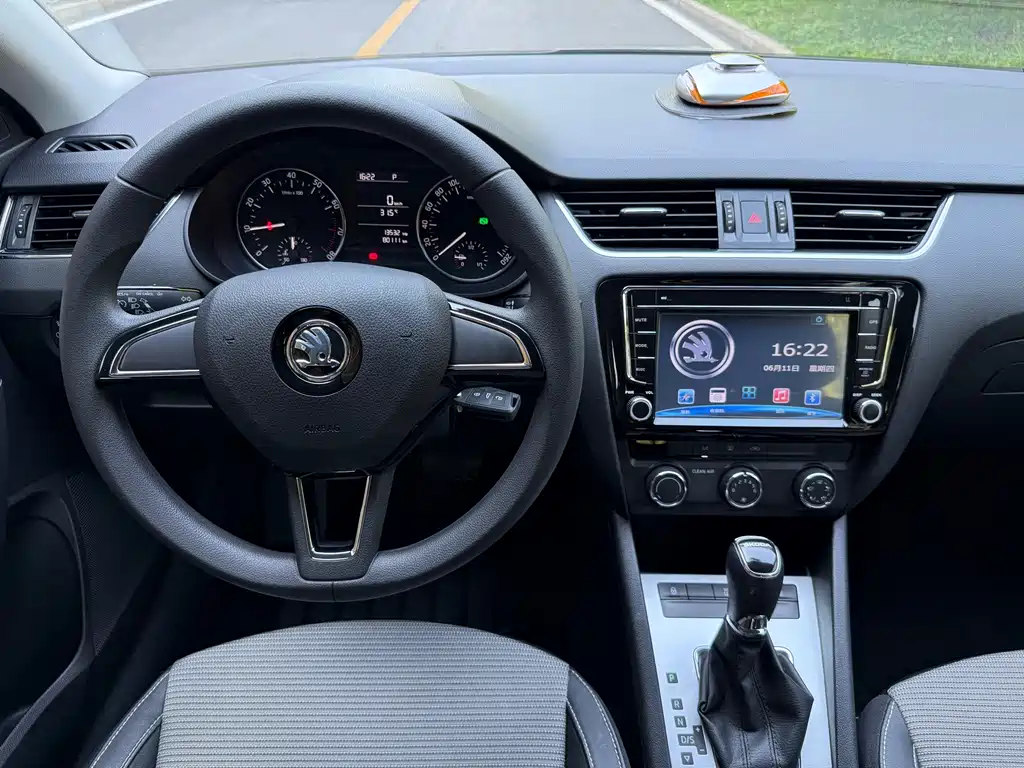 Skoda Octavia 2017 — фото 11