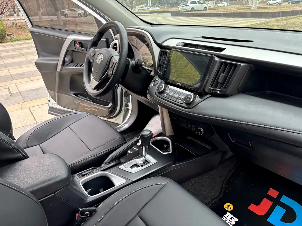 Toyota RAV4 2018 — фото 16