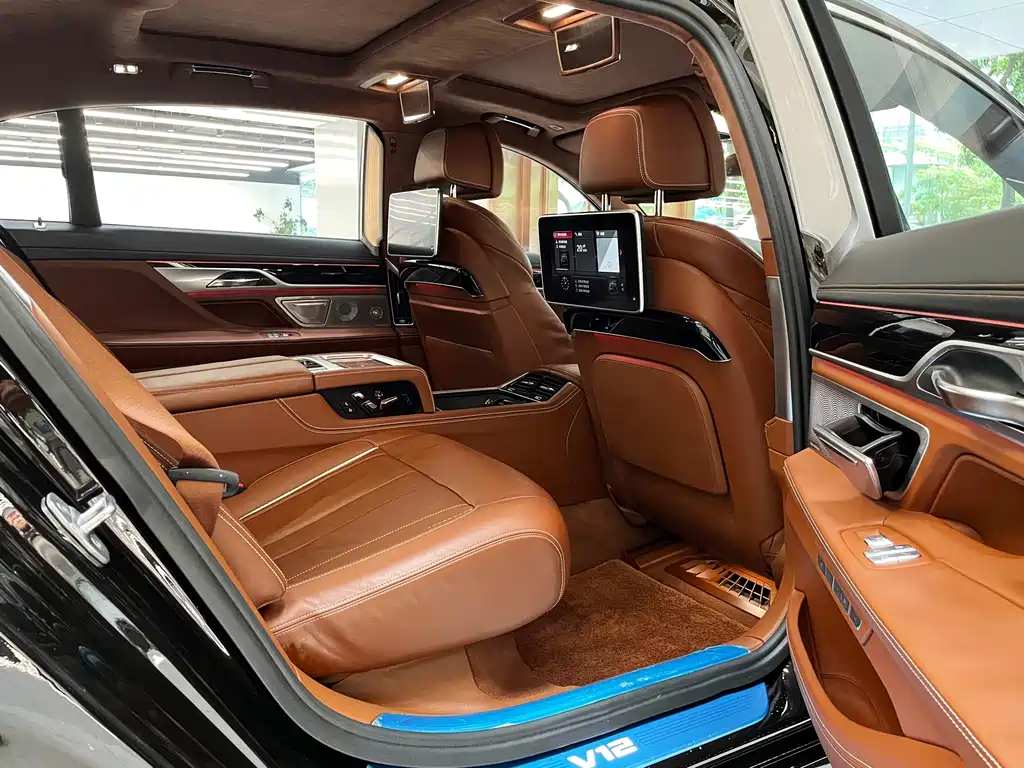 BMW 7 Series 2018 — фото 17