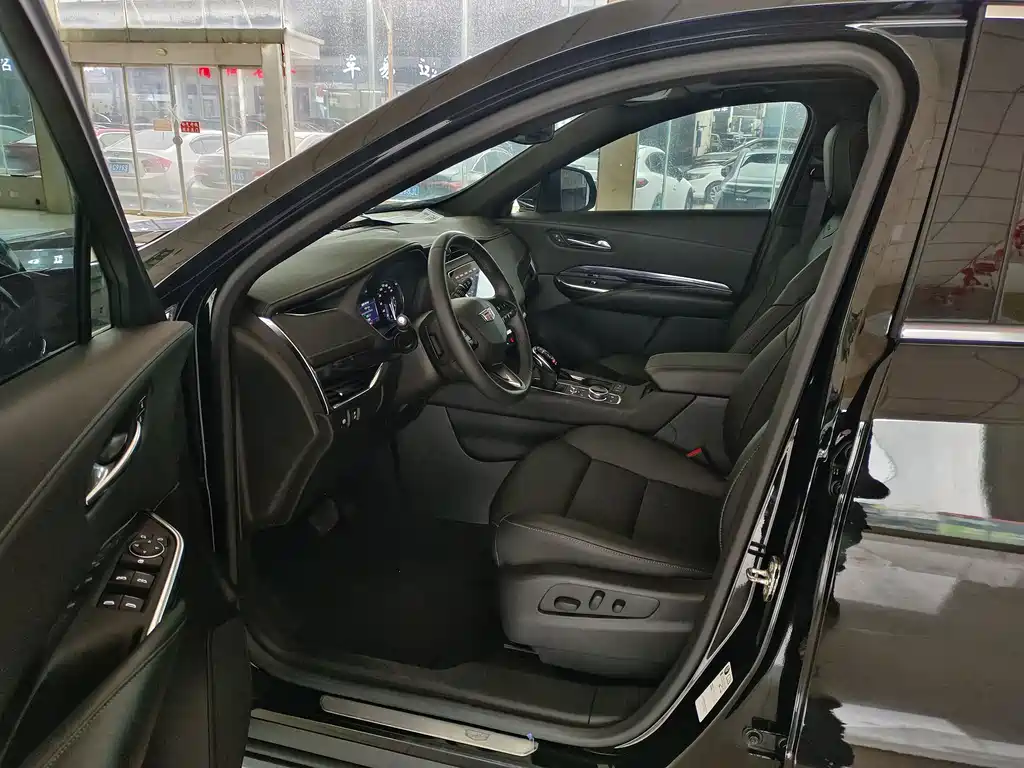 Cadillac XT4 2022 — фото 16
