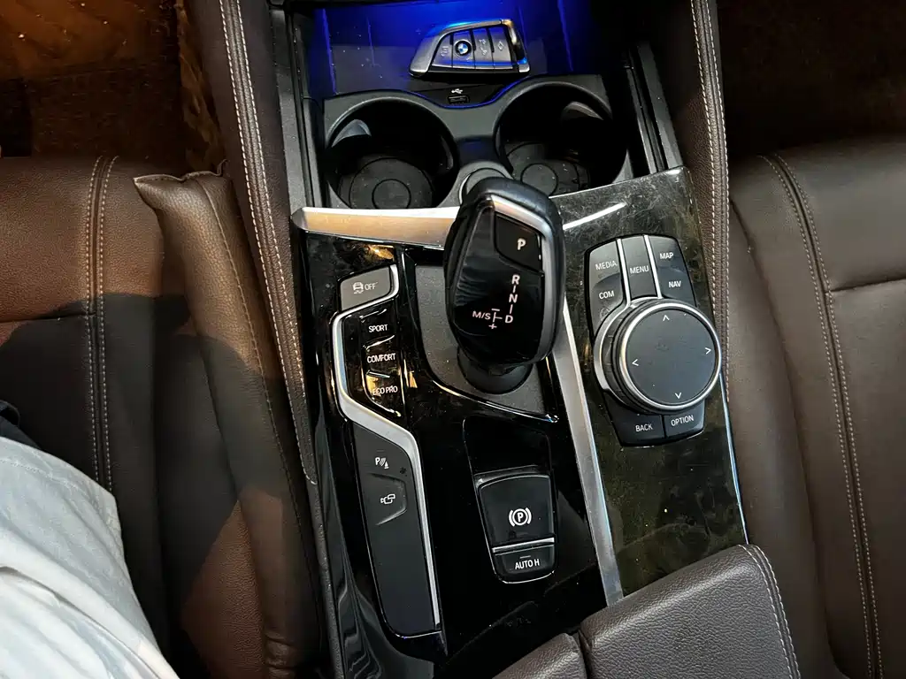 BMW 5 Series 2020 — фото 10
