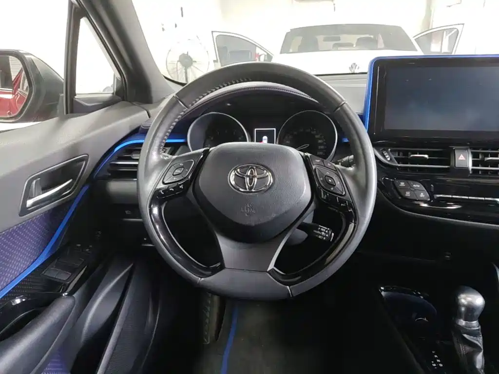 Toyota C-HR 2019 — фото 11