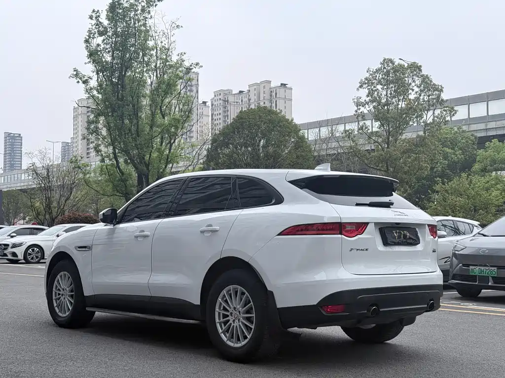 Jaguar F-PACE 2018 — фото 16