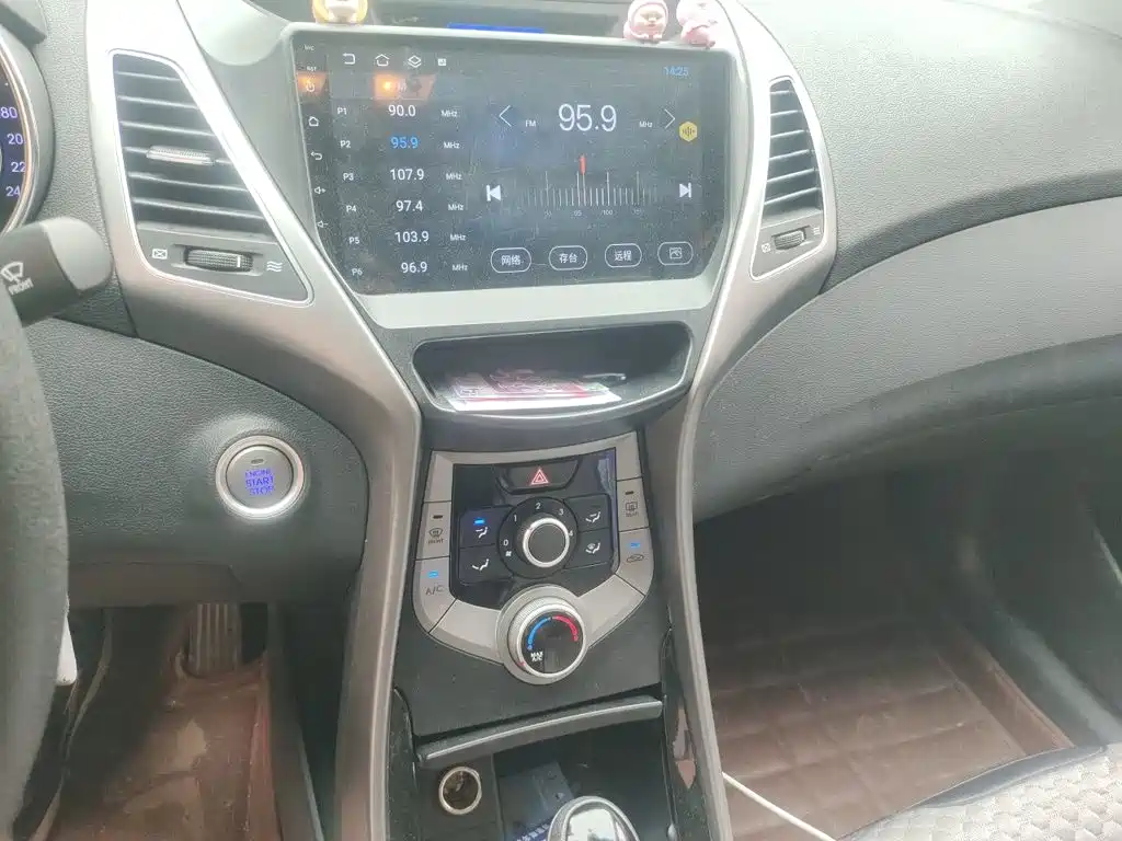 Hyundai Elantra 2015 — фото 9