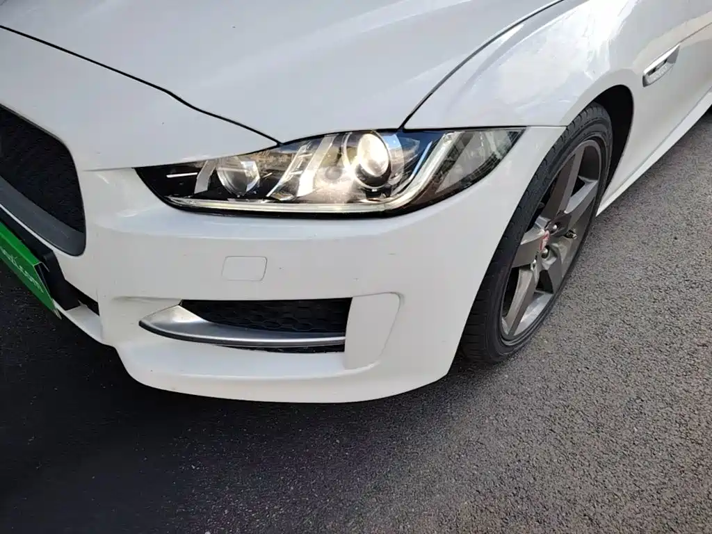 Jaguar XE 2015 — фото 24