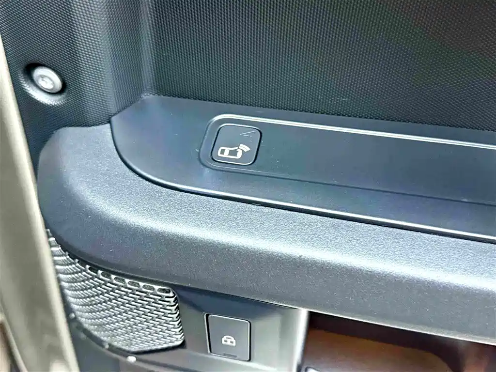 Land Rover Defender 2022 — фото 16