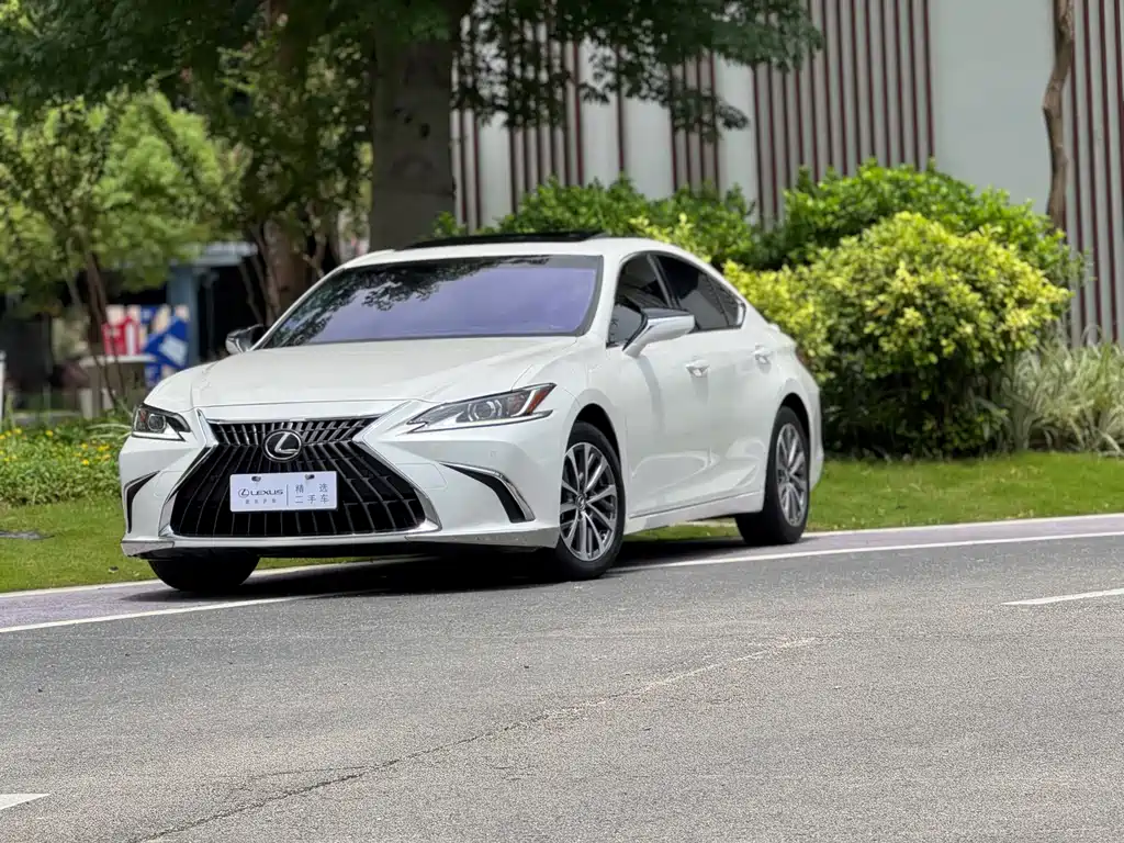 Lexus ES 2024