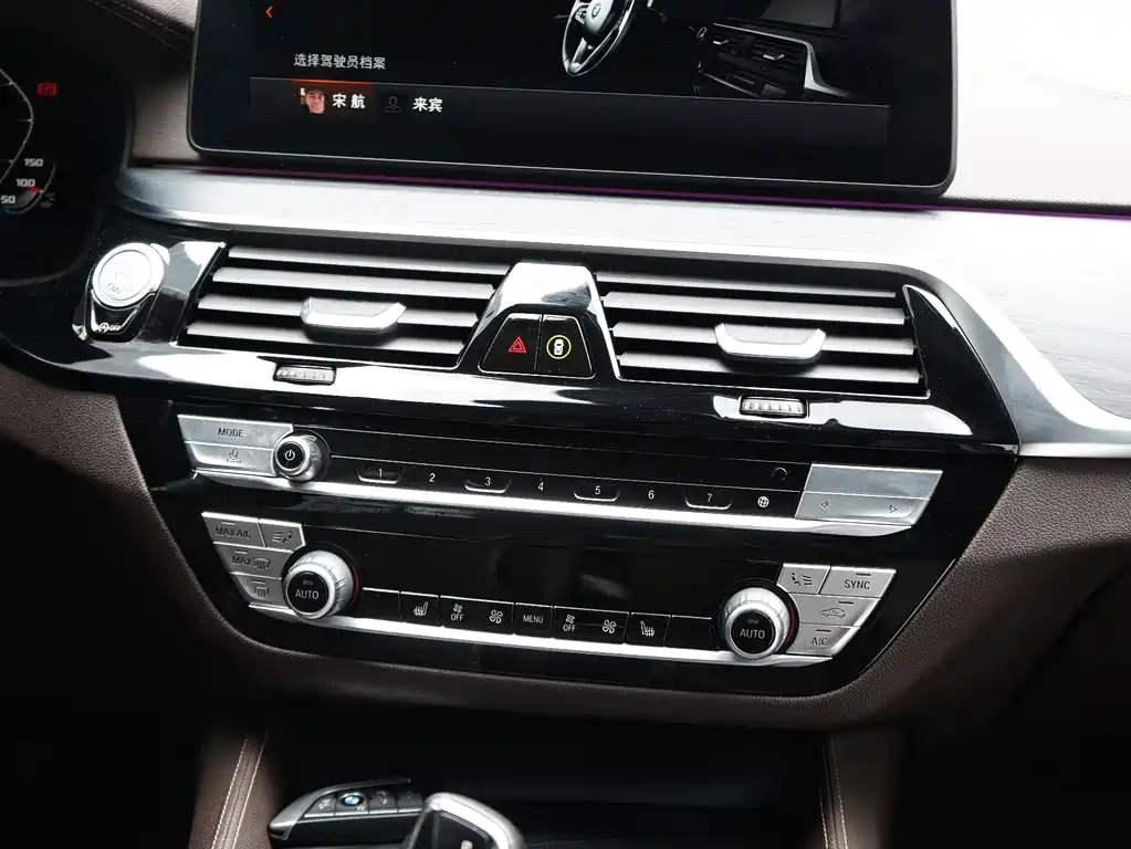 BMW 5 Series 2021 — фото 11