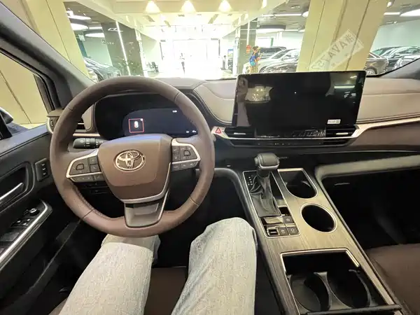 Toyota Granvia 2026