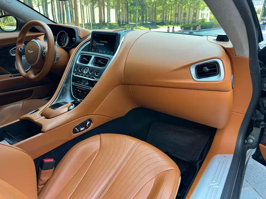 Aston Martin DB11 2018 — фото 13