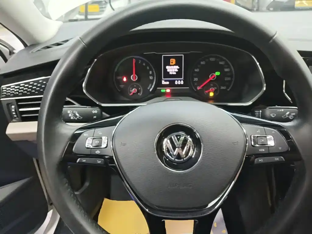 Volkswagen Passat Plug-In Hybrid 2019 — фото 11