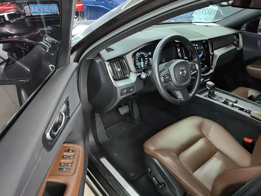Volvo XC60 2021 — фото 16