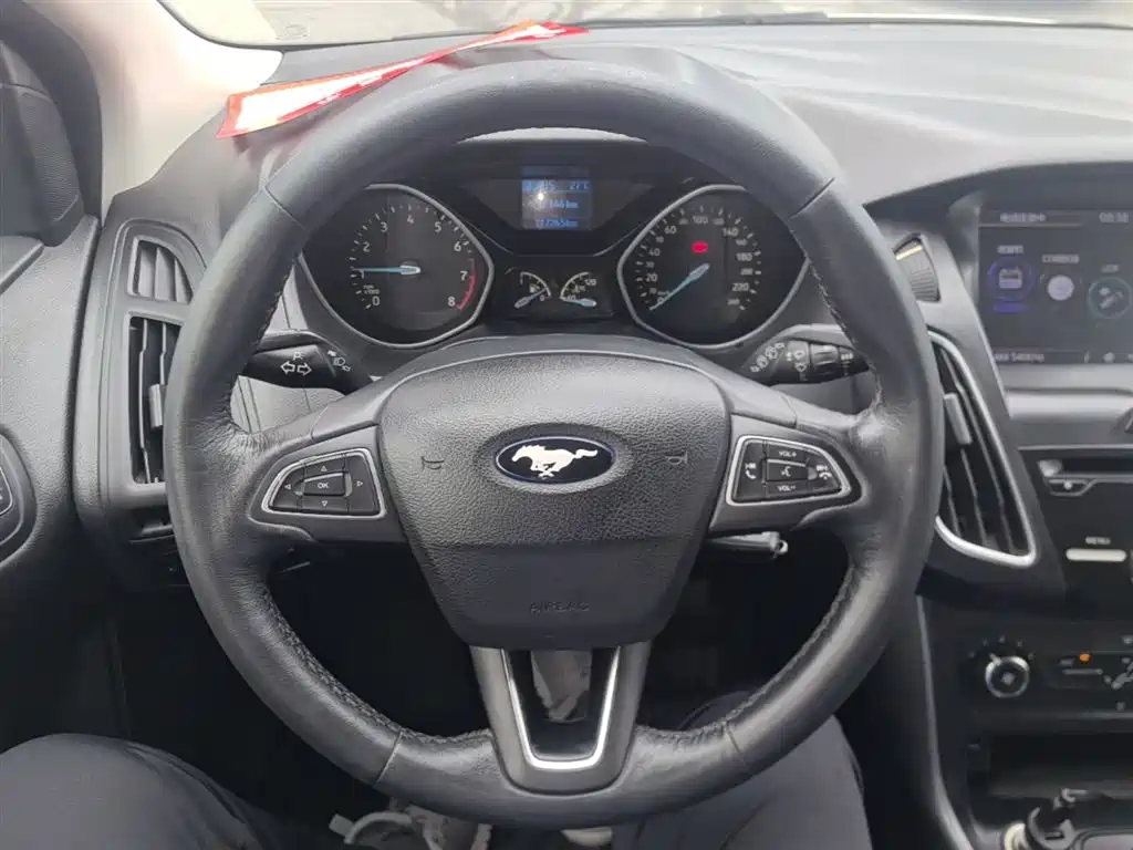 Ford Focus 2015 — фото 11