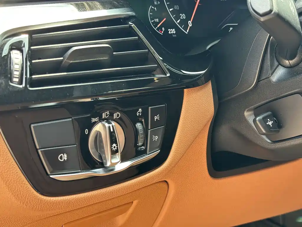 BMW 5 Series 2019 — фото 10
