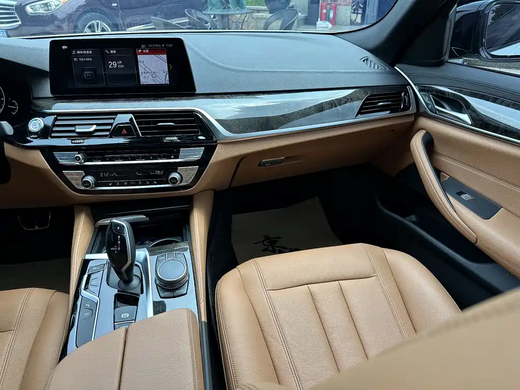 BMW 5 Series 2019 — фото 18