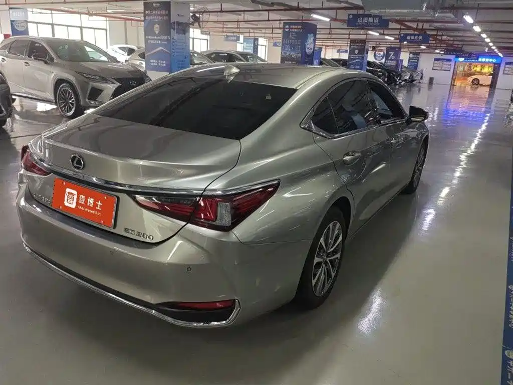Lexus ES 2022 — фото 12