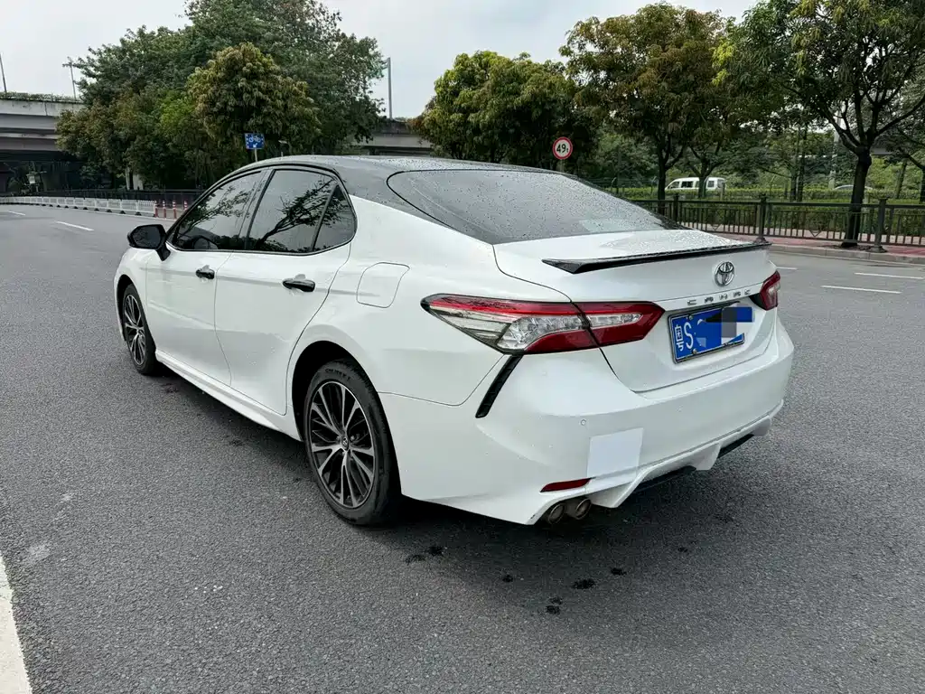 Toyota Camry 2018 — фото 5