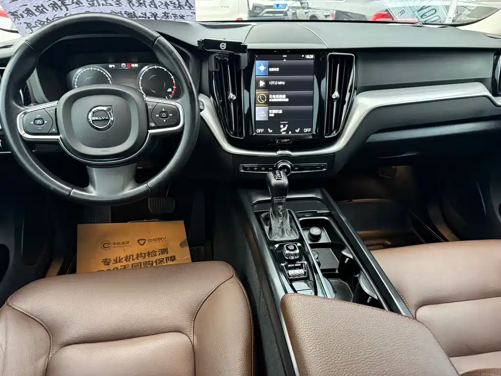 Volvo XC60 2019 — фото 11