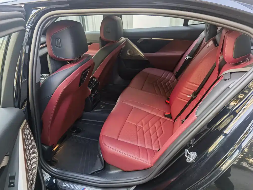 BMW 5 Series 2025 — фото 14