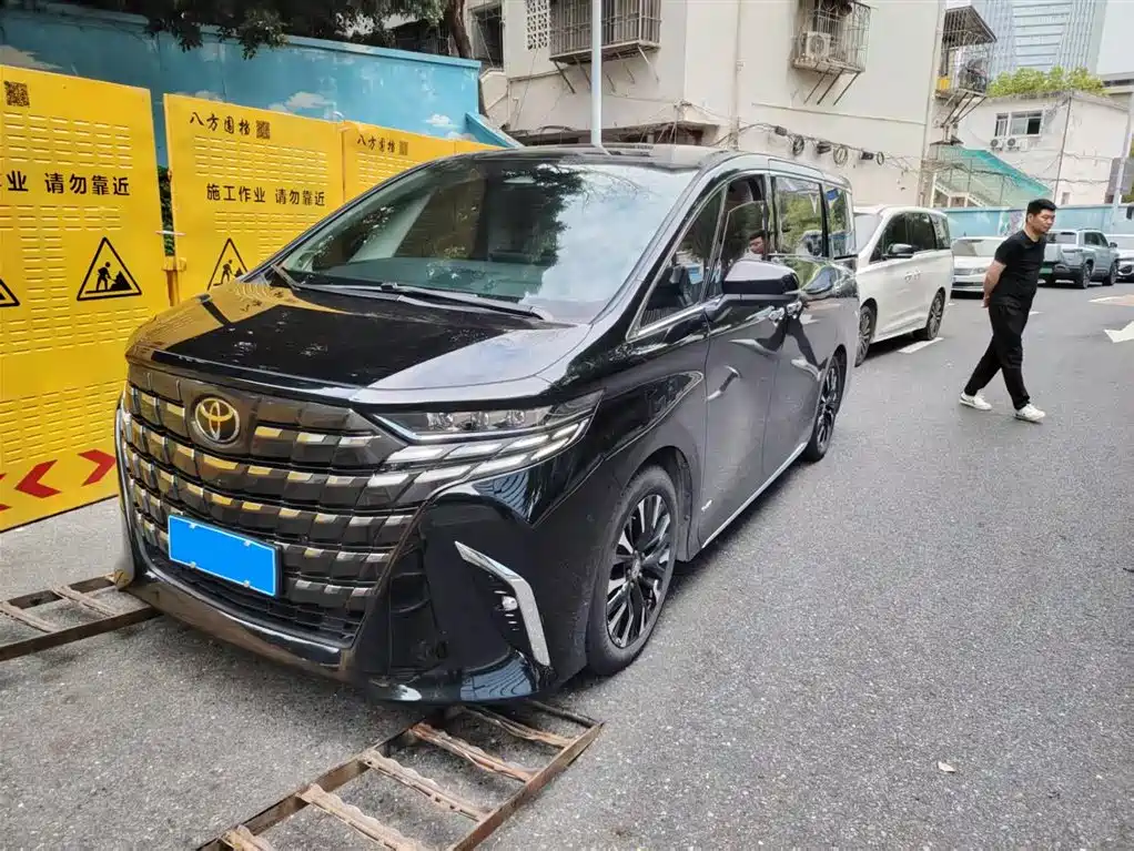 Toyota Alphard 2024 — фото 1