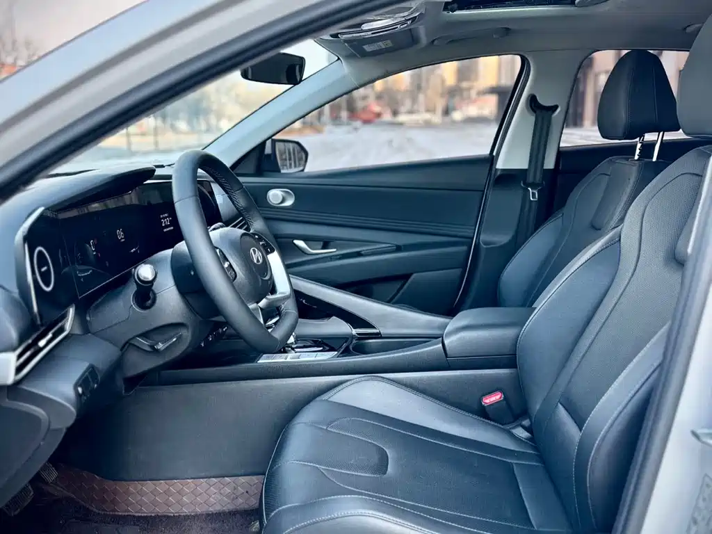 Hyundai Elantra 2023 — фото 10