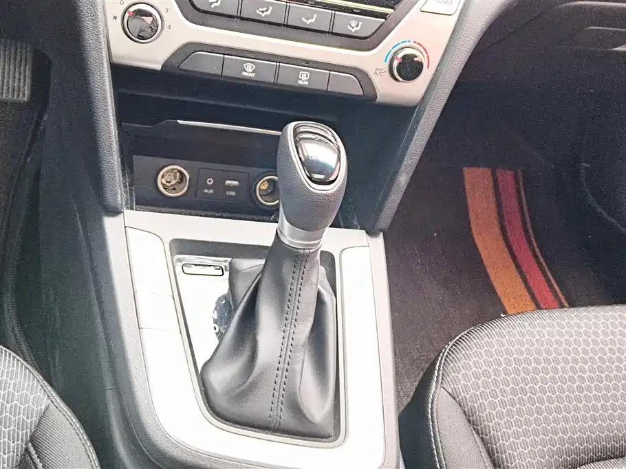 Hyundai Elantra 2016 — фото 16