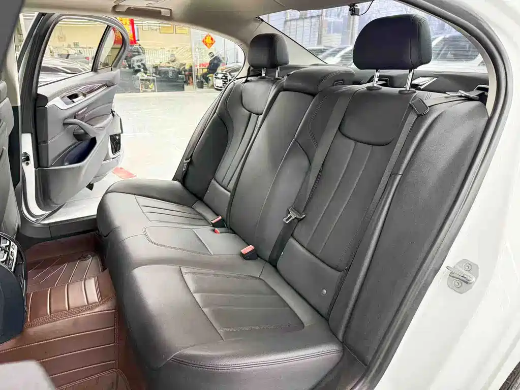 BMW 5 Series 2018 — фото 18