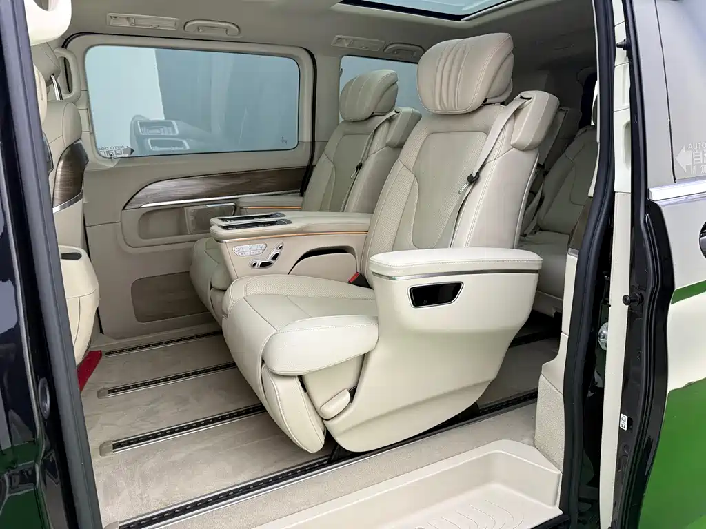 Mercedes-Benz V-Class 2021 — фото 17
