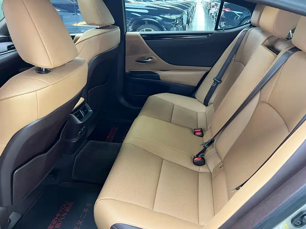 Lexus ES 2019 — фото 10