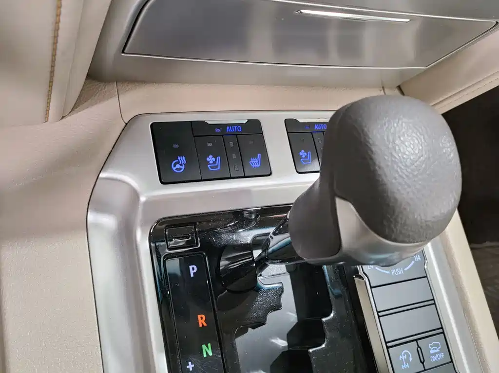 Toyota Land Cruiser 2020 — фото 10