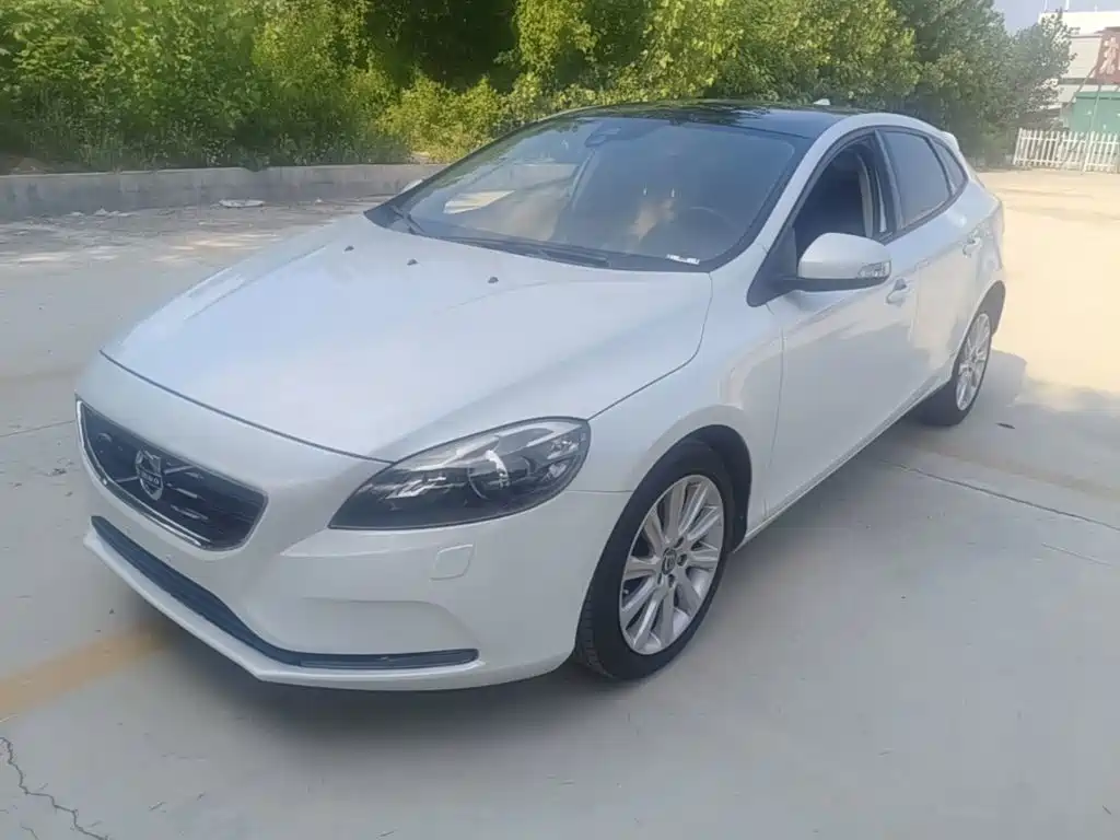 Volvo V40 2015 — фото 1