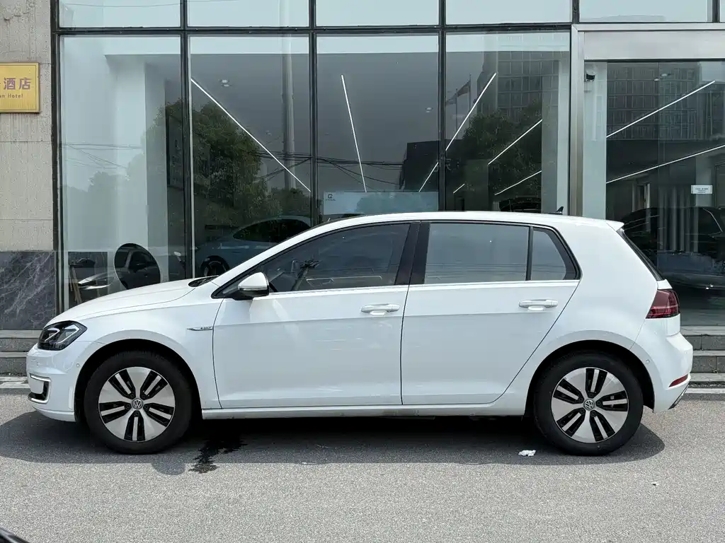 Volkswagen Golf EV 2020 — фото 7