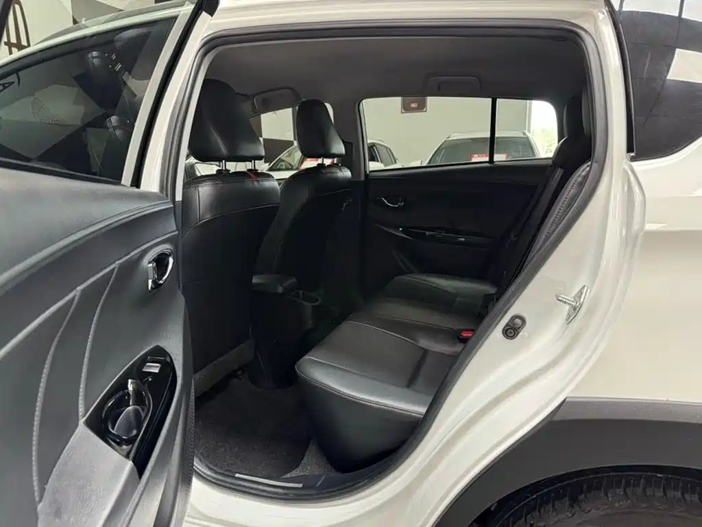 Toyota Yaris L 2023 — фото 8