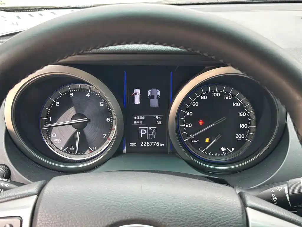 Toyota Prado 2015 — фото 11