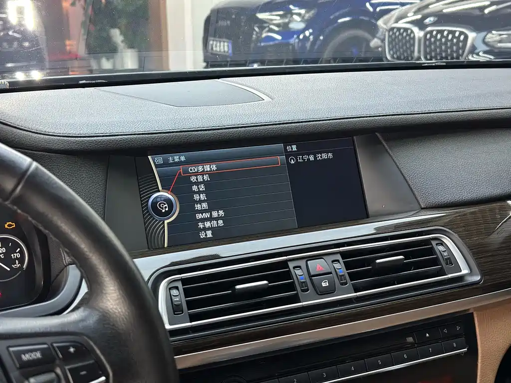 BMW 7 Series 2012 — фото 13