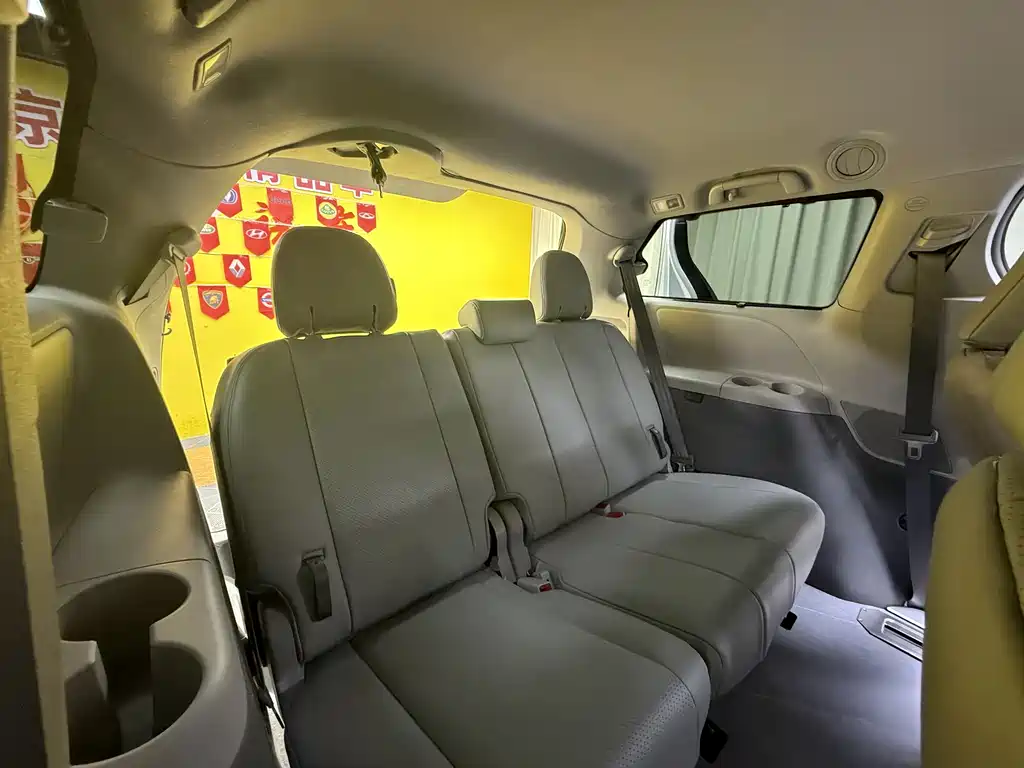 Toyota Sienna 2016 — фото 28