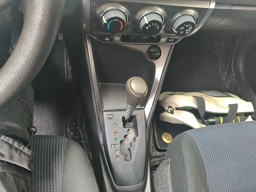 Toyota Yaris L 2015 — фото 11