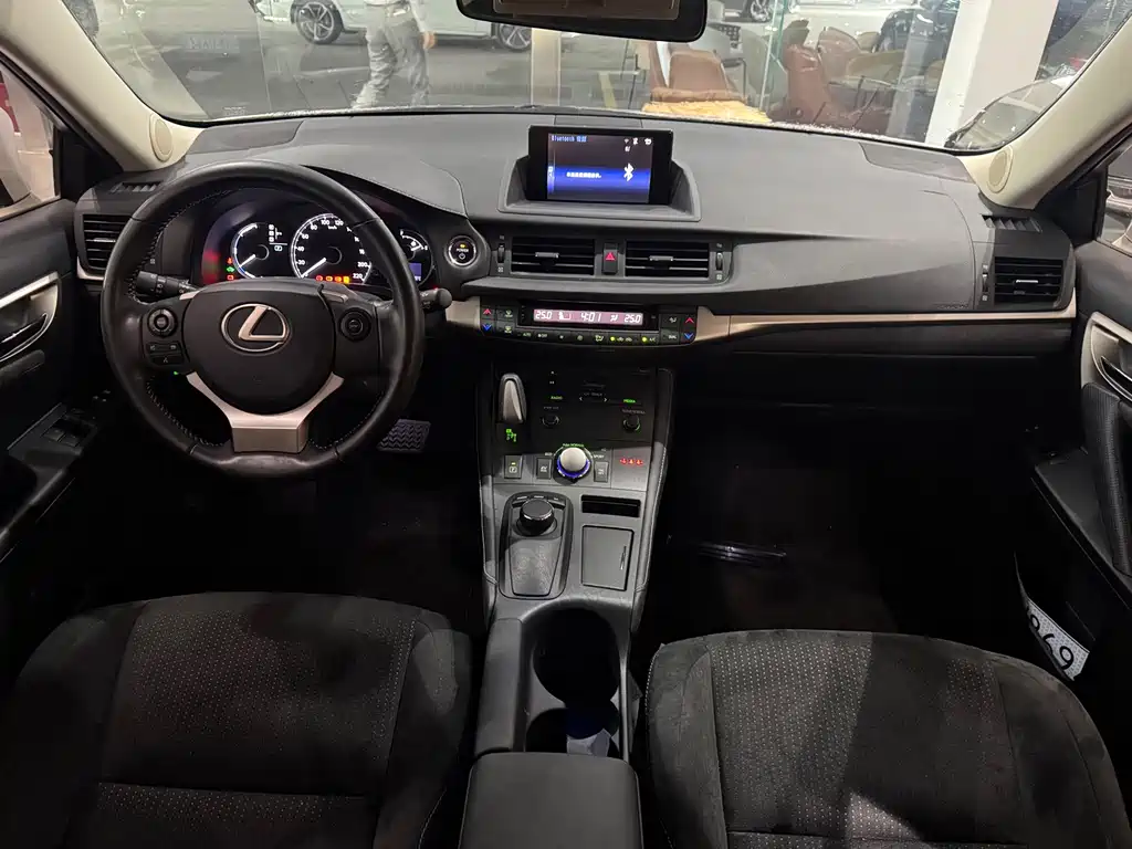 Lexus CT 2017 — фото 10