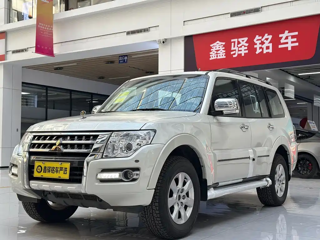 Mitsubishi Pajero — фото 1