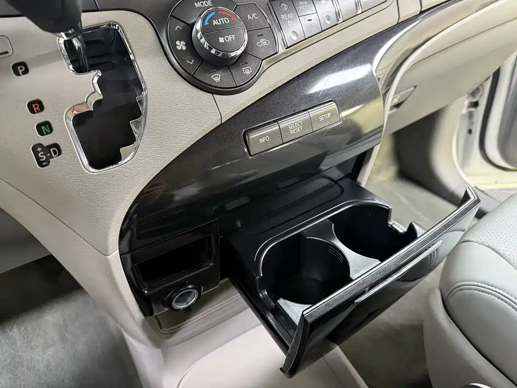 Toyota Sienna 2016 — фото 24