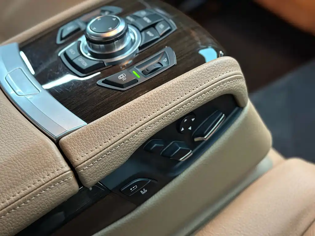 BMW 7 Series 2012 — фото 26