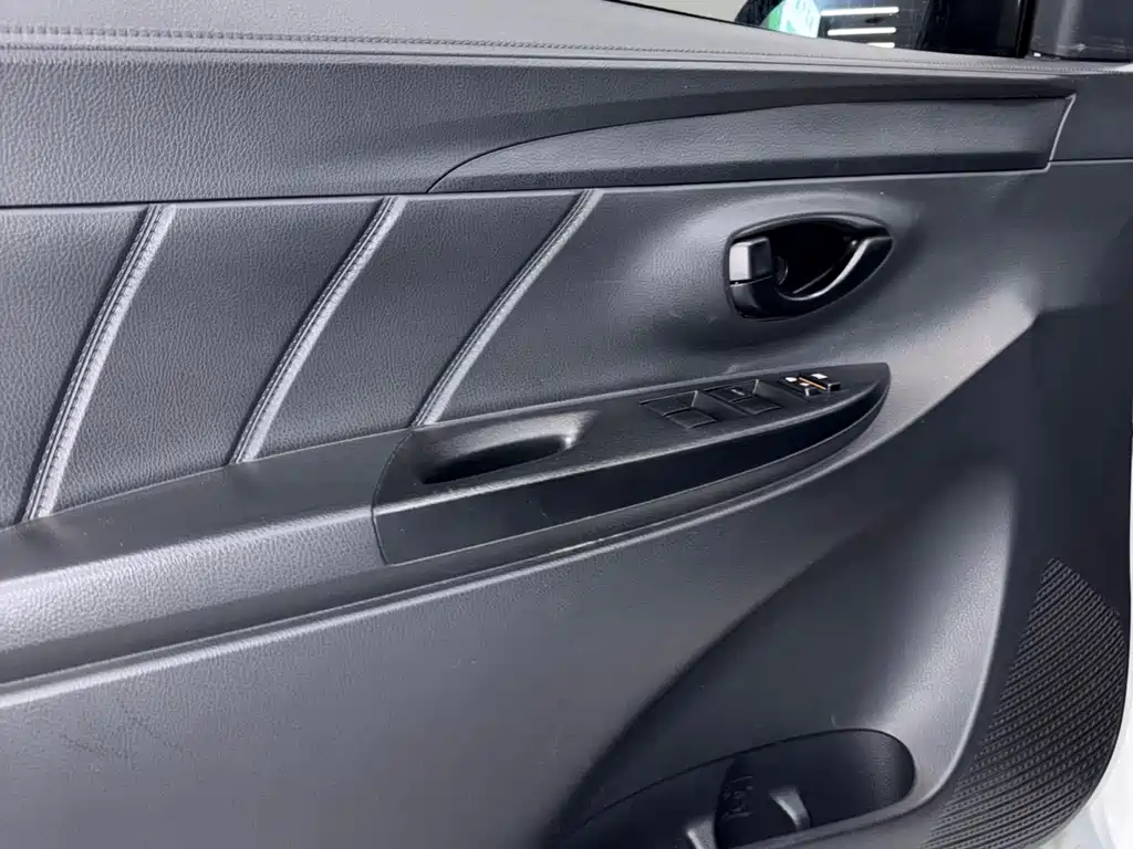 Toyota Yaris L 2020 — фото 13