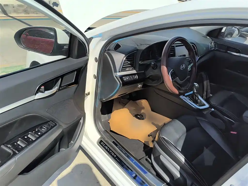 Hyundai Elantra 2018 — фото 16